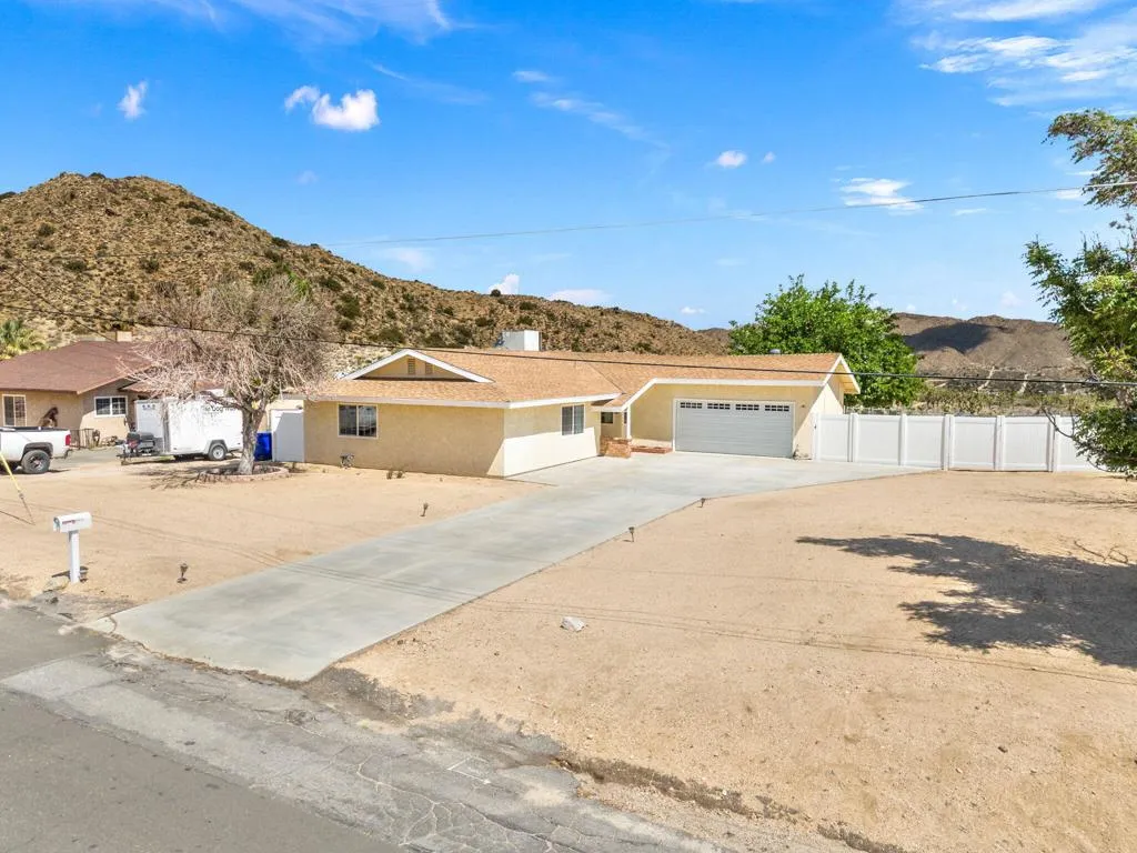 56034 Desert Gold Drive, Yucca Valley, California 92284 home-pic-4